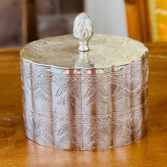 Vintage Silver Plated Etched Lidded Boxes Pair Ornate Scalloped Jewelry Storage - Picture 4 of 7